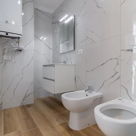 Modern Flat With Shared Pool 비비오네