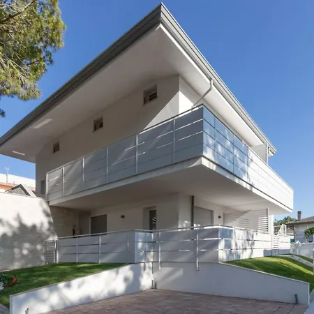 Modern Flat With Shared Pool 비비오네